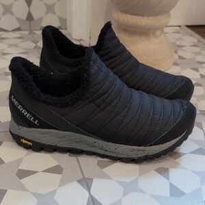 Merrell Black Quilted Slip-On Shoes with Gray Sole